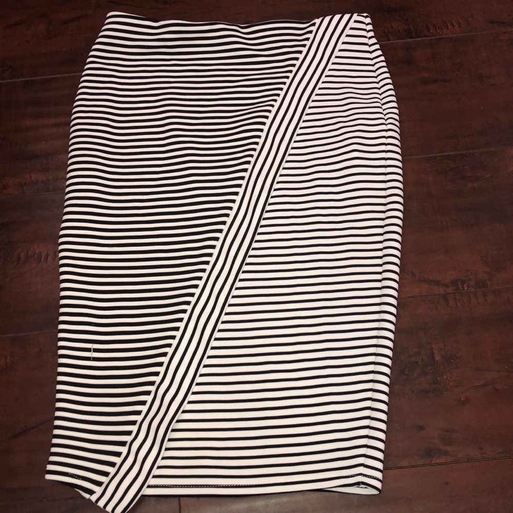 BLACK AND WHITE STRIPED ZARA SKIRT◽️◾️